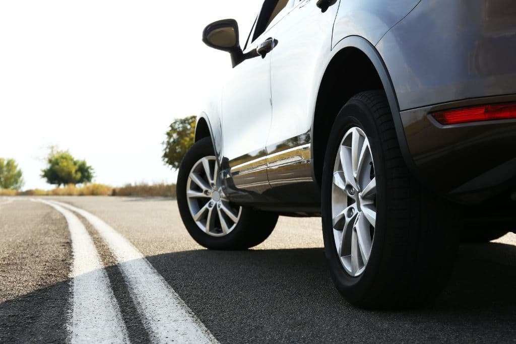 gros plan arrière de voiture sur une route