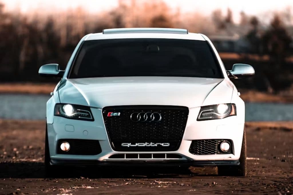 voiture blanche de face